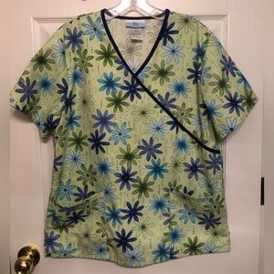 SB Scrubs Sz M Floral Scrub Top